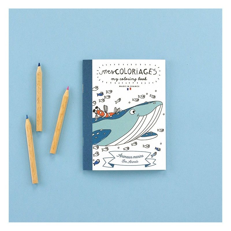Petit carnet de coloriage pour enfants sur le thème de l’océan avec poissons, coquillages et animaux marins