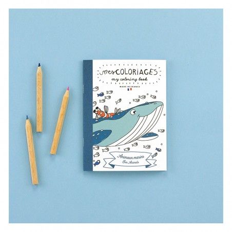 Petit carnet de coloriage pour enfants sur le thème de l’océan avec poissons, coquillages et animaux marins