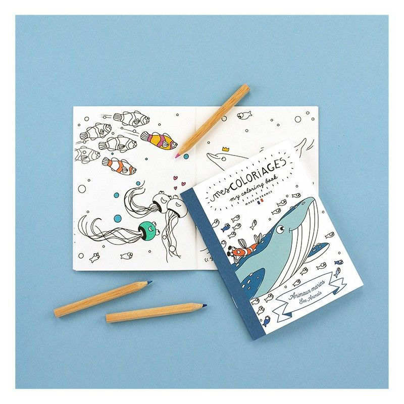 Petit carnet de coloriage pour enfants sur le thème de l’océan avec poissons, coquillages et animaux marins