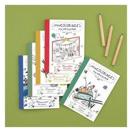 Petit carnet de coloriage pour enfants sur le thème du jardin avec fleurs, insectes et outils de jardinage